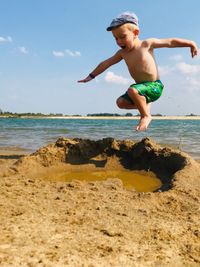 Kind beim Spielen am Strand